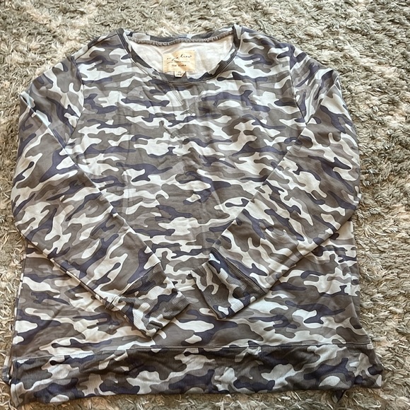 Evy’s Tree Elena Sweatshirt in Camo size XL - Picture 2 of 4